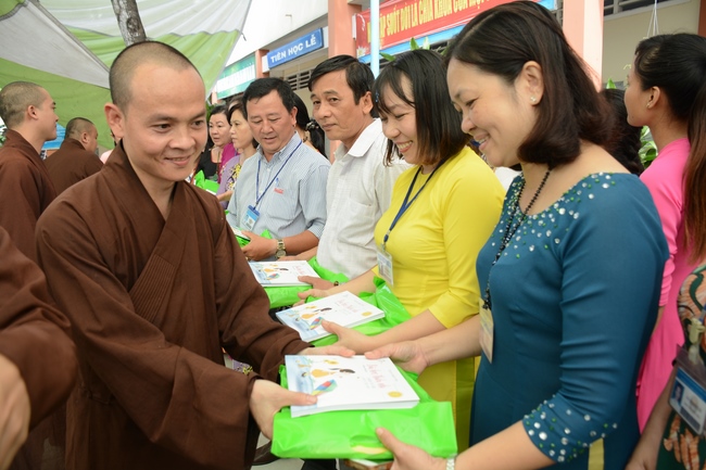 Giving gift portions to pupils on the occasion of Mid-Autumn Festival